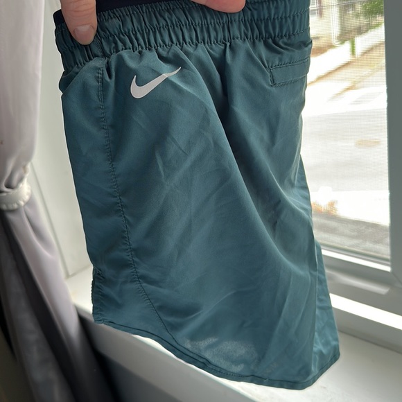 Nike dry fit running shorts barely worn - Picture 4 of 4